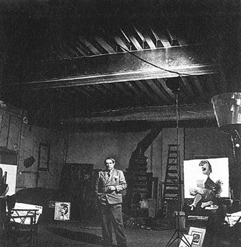 Joven Picasso pintando en su estudio