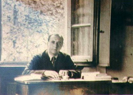Joven Vicente Huidobro escribiendo poesía