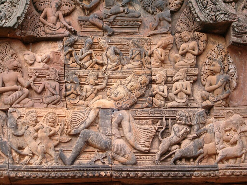 Qué significa alto y bajo relieve en la escultura 22 1200px Banteay Srei in Angkor 2