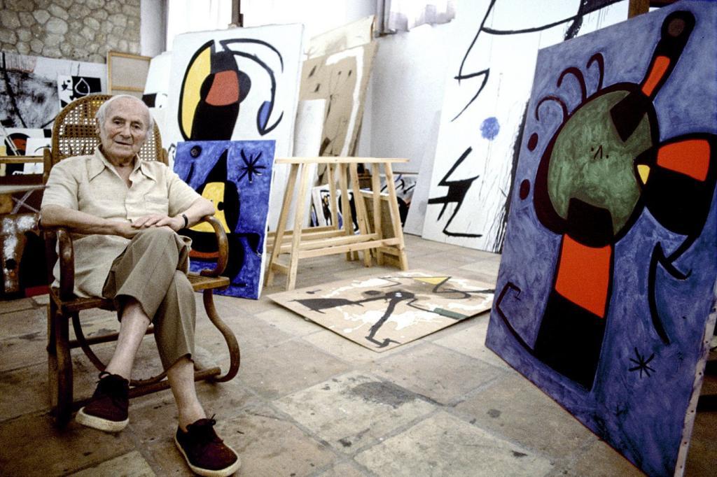 Joan Miró pintando en su estudio