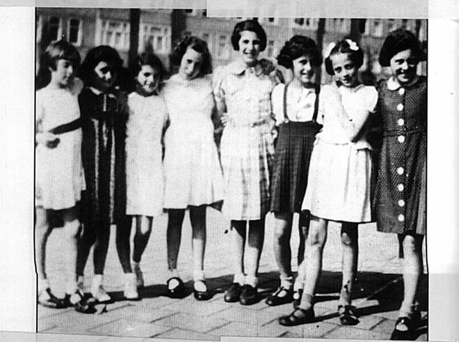 Ana Frank siendo arrestada
