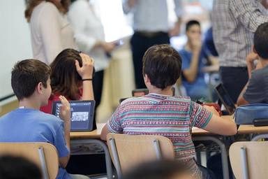 Estudiantes dialogando en clase de ética