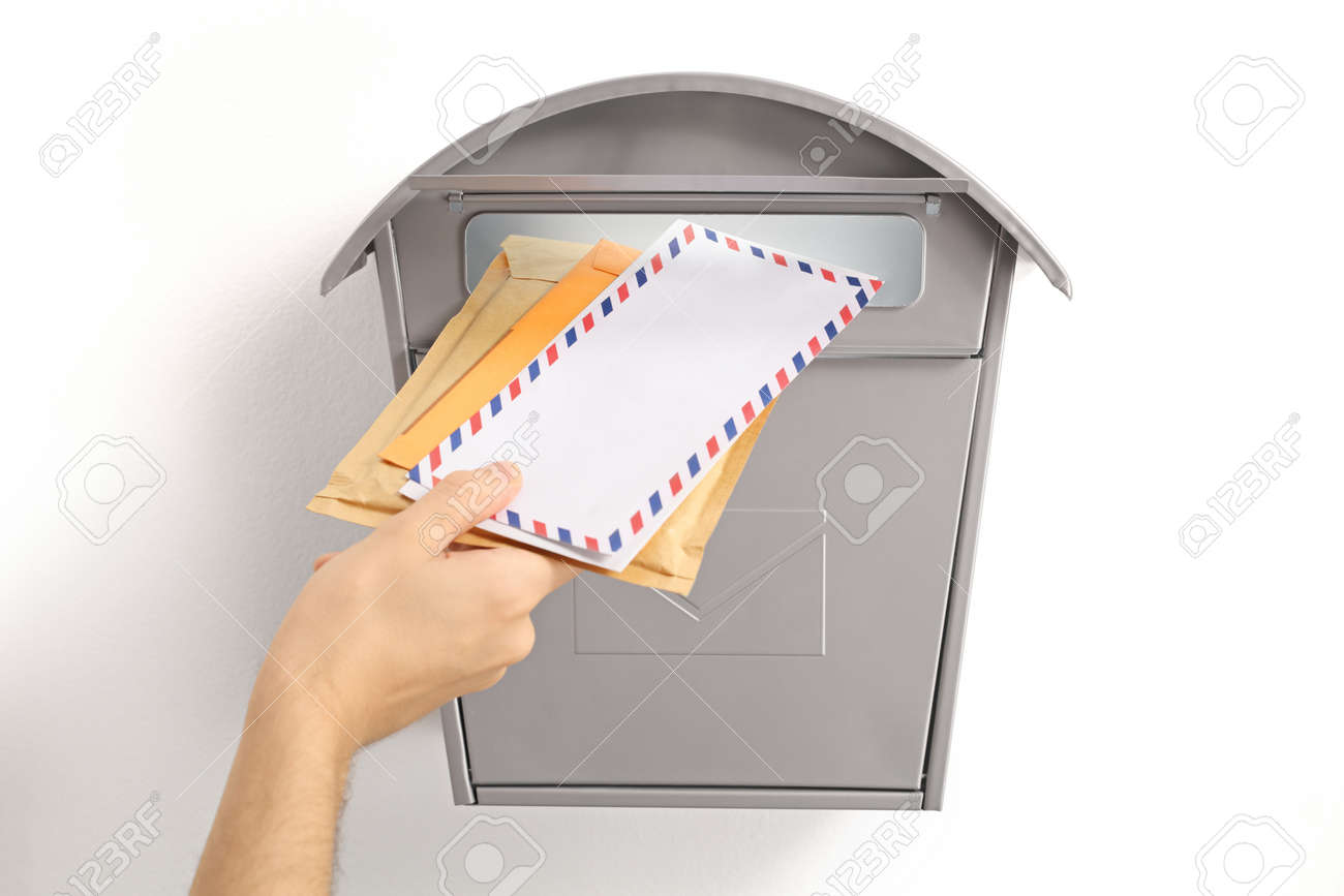 Cómo empezar a escribir una carta al director 3 Mano enviando carta en buzón postal