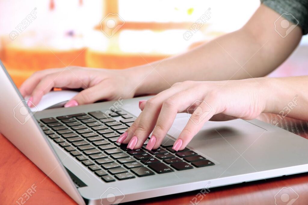 18301432 mujeres manos escribiendo en la computadora portatil sobre fondo brillante