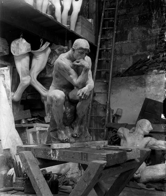 Qué escultura hizo Auguste Rodin 4 Auguste Rodin trabajando en su estudio