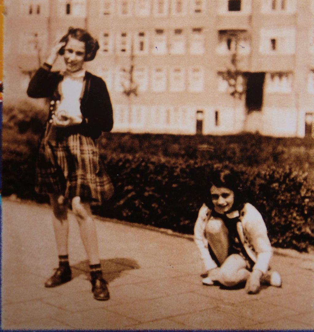 Ana Frank: Relatos de Historia y Resiliencia 3 Ana Frank jugando en un parque