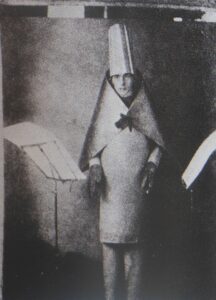 Hugo Ball: Pionero del Dadaísmo y su Legado Artístico