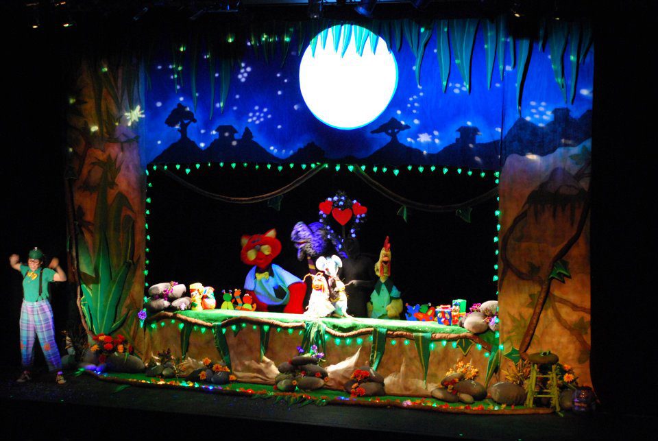 Qué debe llevar una obra de teatro para niños 4 Escenografía teatro infantil colorida