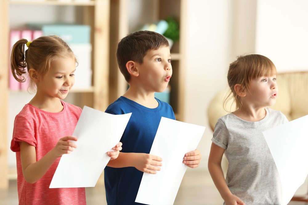 Qué se debe hablar trabalenguas 3 Niño practicando trabalenguas