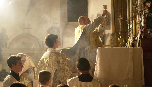 Quién es el último amo de Lázaro ya que se dedica 3 Sacerdote dando misa en iglesia antigua