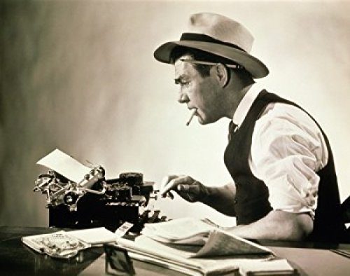 Periodista escribiendo en máquina de escribir