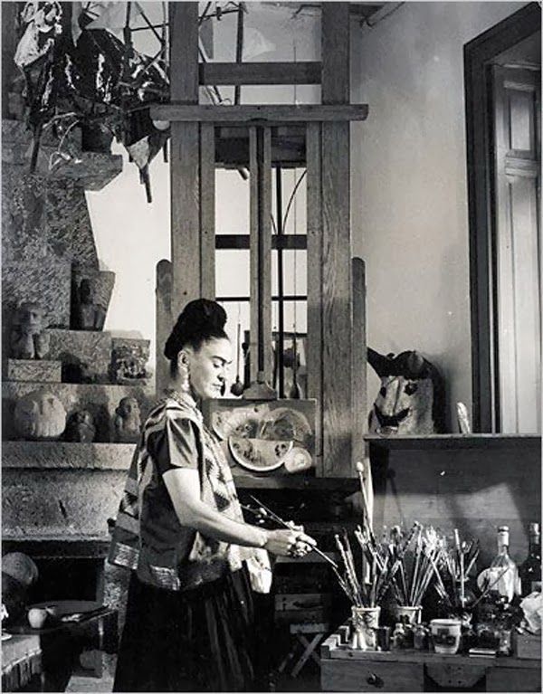 Frida Kahlo pintando en su estudio