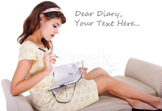 Mujer escribiendo en un diario antiguo