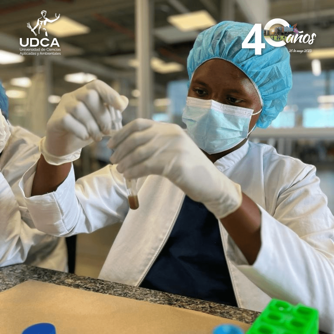 Qué carreras hay en el Instituto de Leonardo da Vinci 3 Estudiantes en laboratorio de ciencias aplicadas