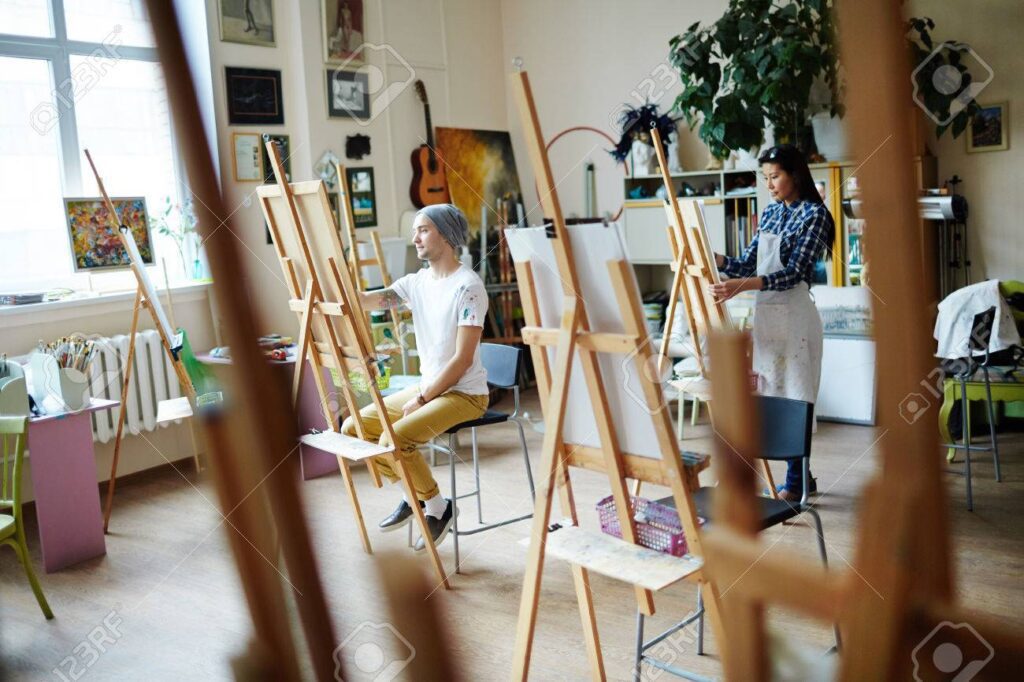 Qué autores hablan sobre el arte 8 60798990 los artistas jovenes ocupados con la pintura en el taller de arte