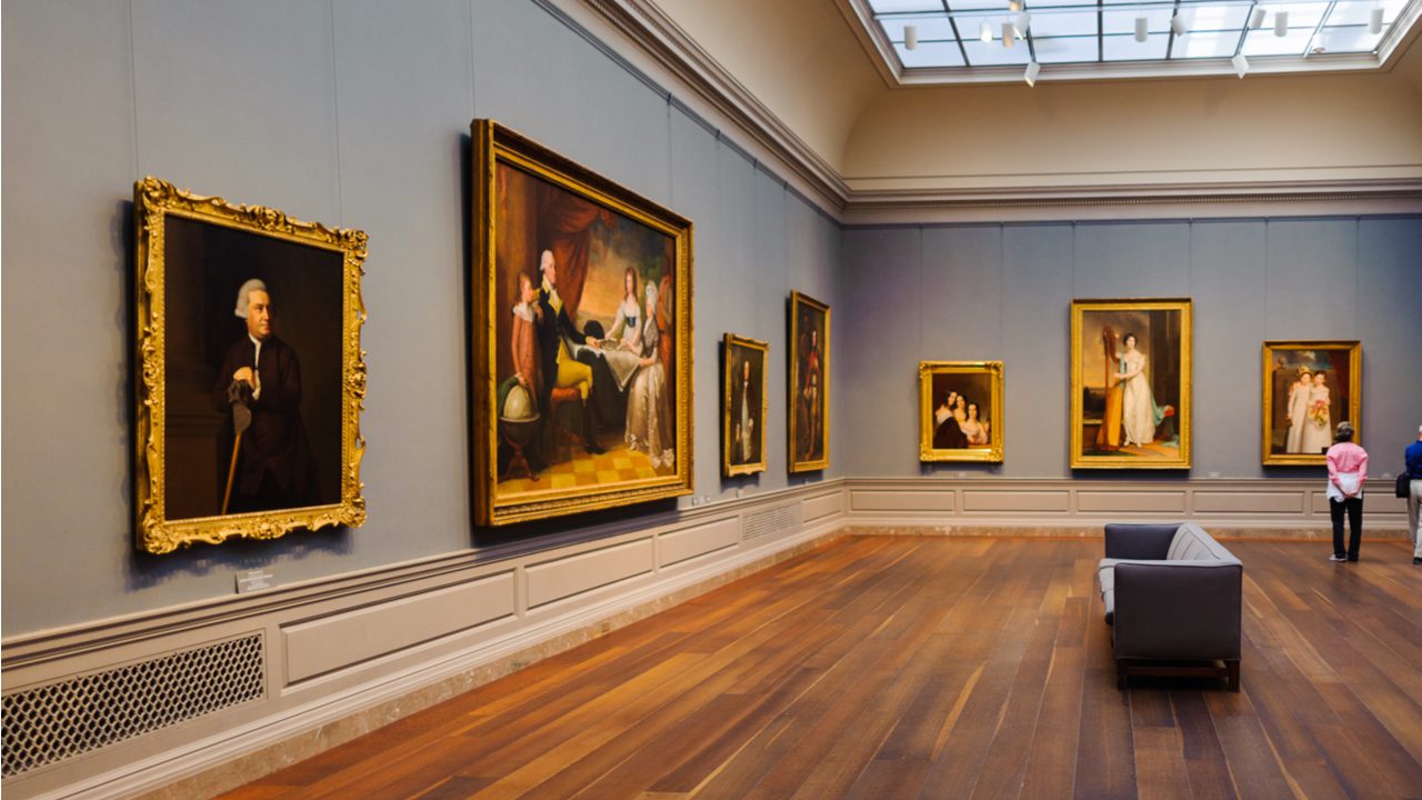 Qué significa historiografía del arte 3 Historiador de arte analizando obra contemporánea