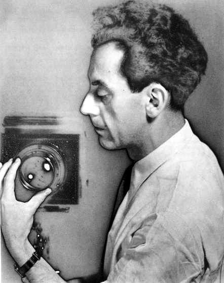Man Ray: El Camino a la Fama en el Arte Surrealista 4 Retrato de Man Ray en su estudio