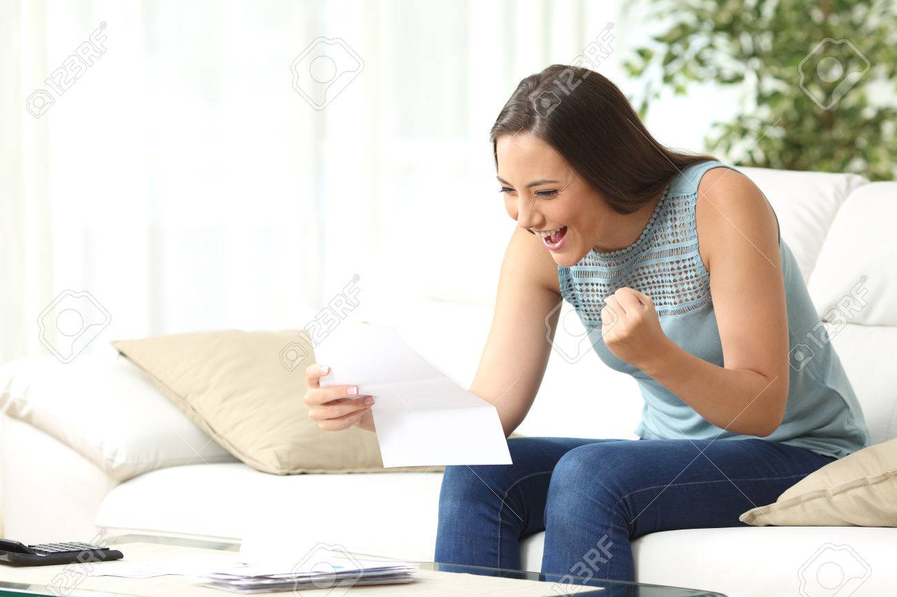 Mujer leyendo un libro emocionada