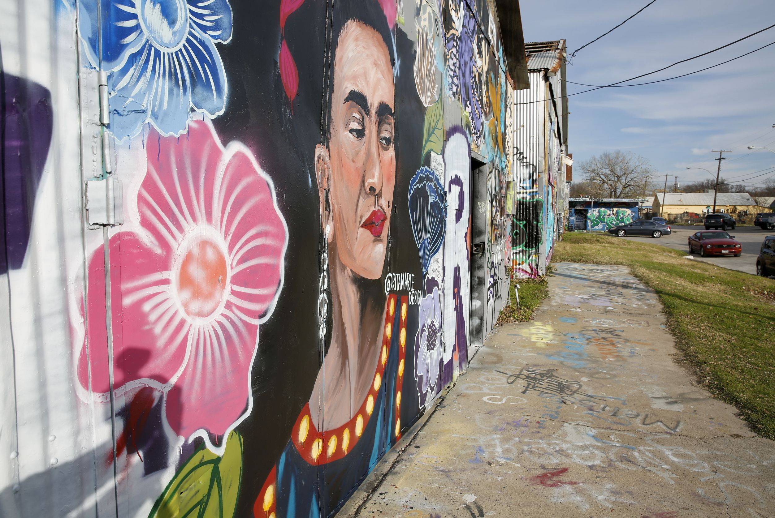 Grafitis: Expresión y Simbolismo en el Arte Urbano 3 Mural de grafiti en ciudad urbana