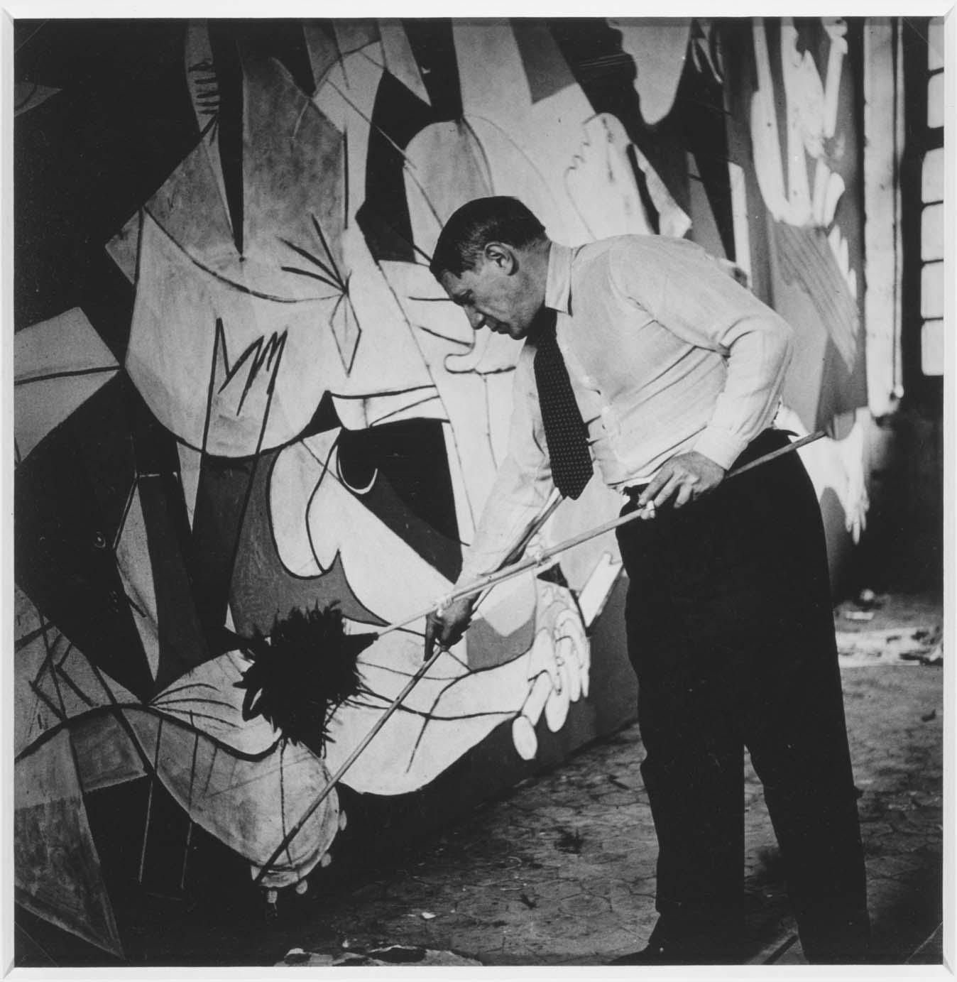 Pablo Picasso pintando en su estudio