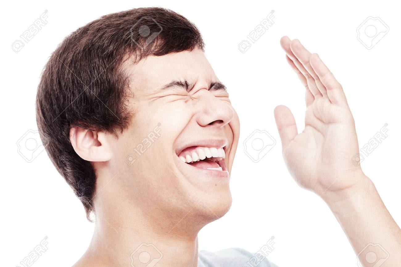 Qué debe tener un chiste para ser gracioso 3 Persona riendo a carcajadas con sorpresa