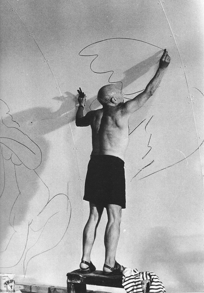 Pablo Picasso pintando en su estudio