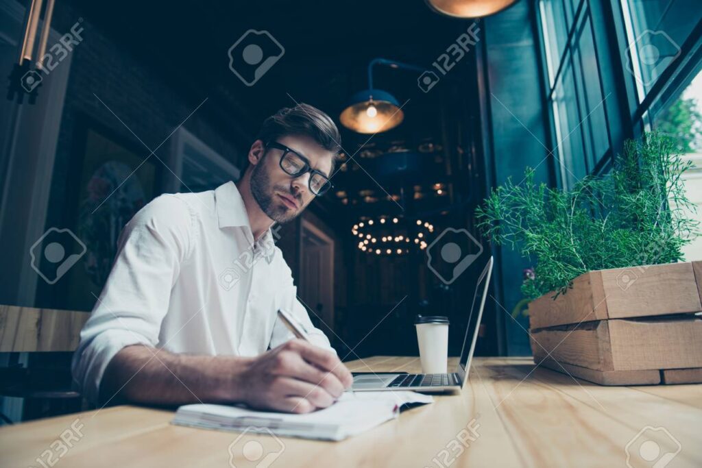 Cómo está escrita una novela: Arte y técnica narrativa 26 86148398 un escritor joven elegante y bien vestido esta trabajando en un moderno coworking escribiendo la