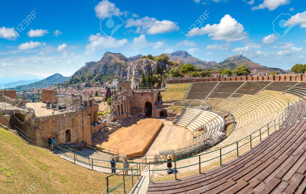 Cuáles son las 10 obras de teatro más famosas y sus autores 3 Antiguo teatro griego en ruinas