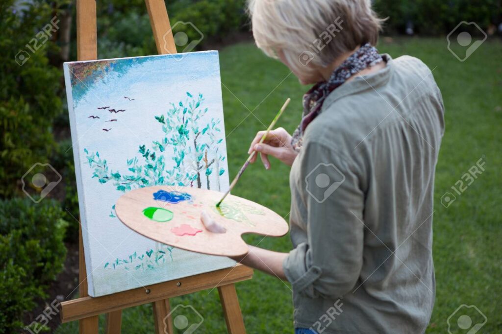 Qué es el Arte: Reflexiones Personales y Educativas 3 89772134 mujer pintando sobre lienzo en cesped