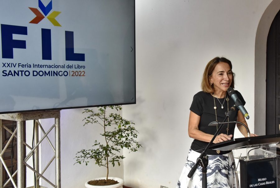 Poetas Destacados en la Historia del Arte y la Educación 3 Poeta dando una conferencia literaria