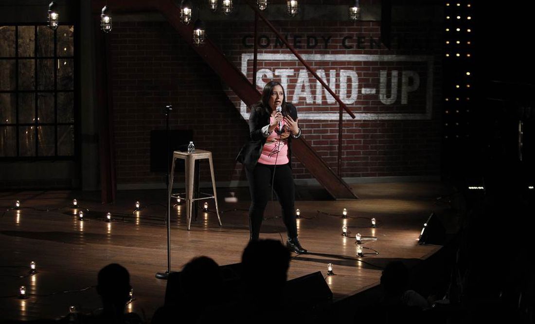 Comediantes en un escenario de stand-up