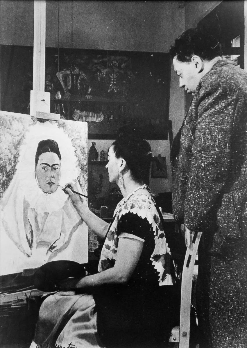 Cuál es el legado que dejó Frida Kahlo 4 Frida Kahlo pintando en su estudio