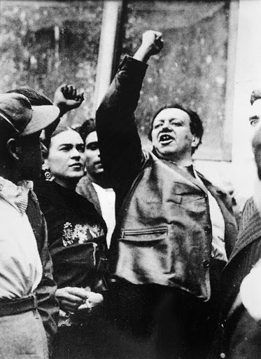 Frida Kahlo con puño levantado