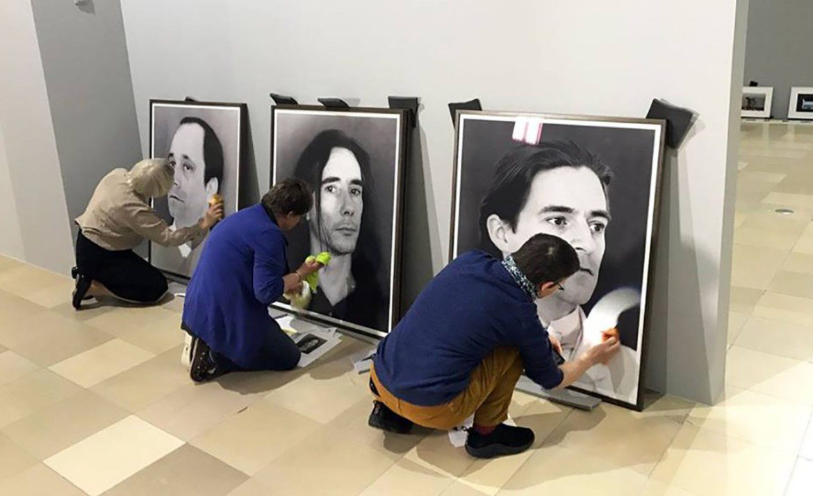 Curador seleccionando obras de arte