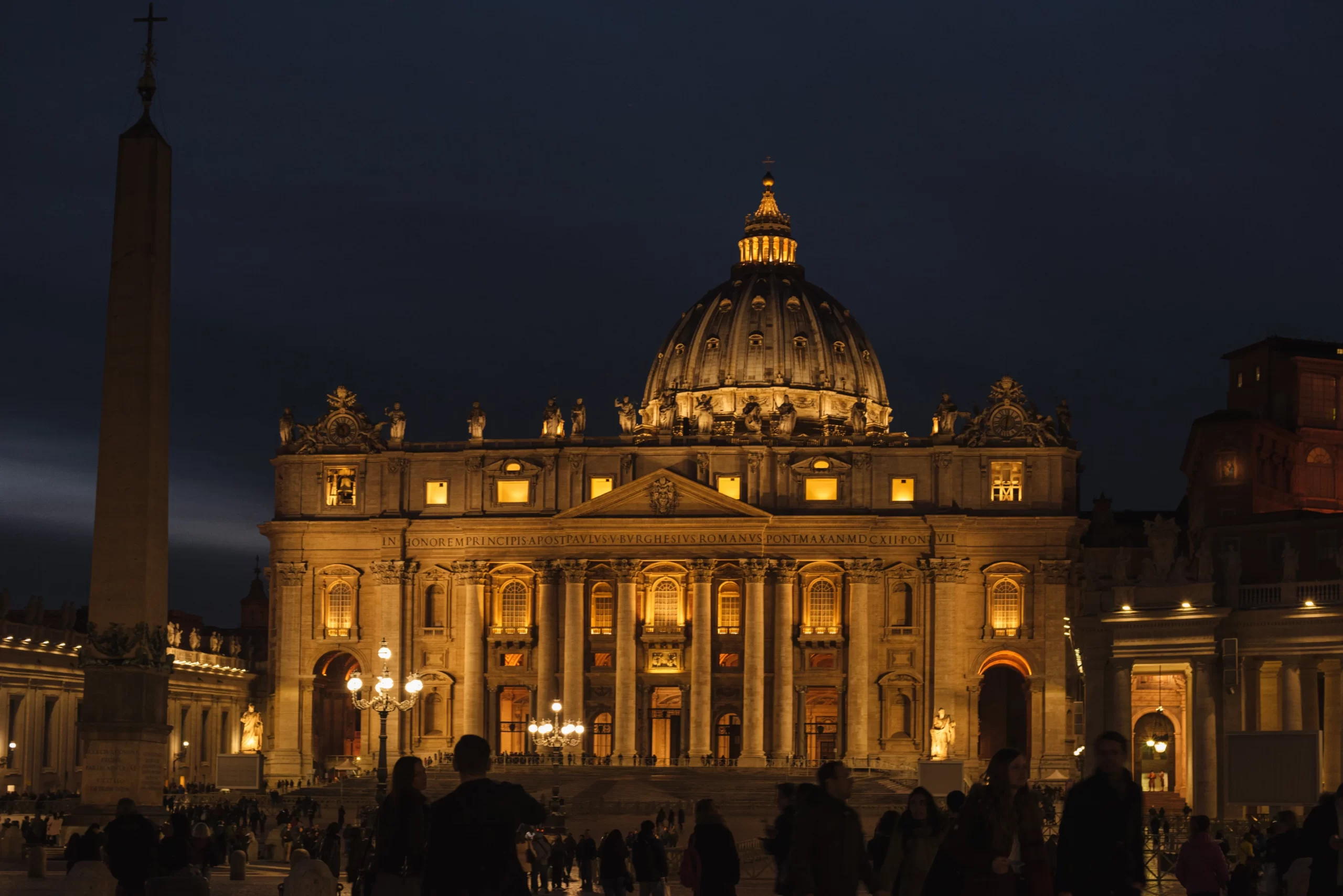 Qué dice la Iglesia Católica sobre El código Da Vinci 3 Vaticano de noche
