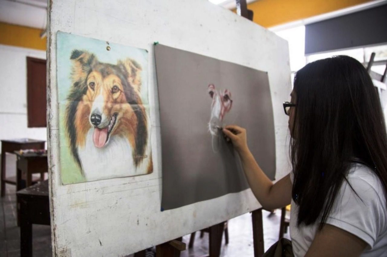 Qué características tiene bellas artes 4 Estudiantes en una clase de bellas artes