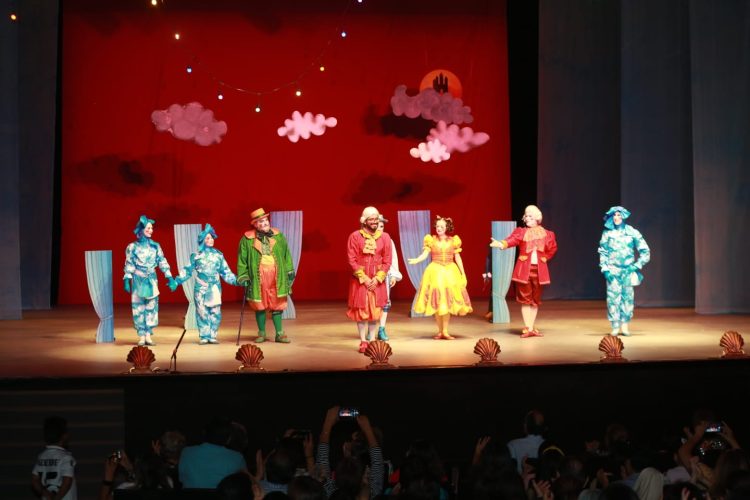 Qué obras teatrales infantiles mexicanas hay 5 Niños disfrutando teatro infantil mexicano