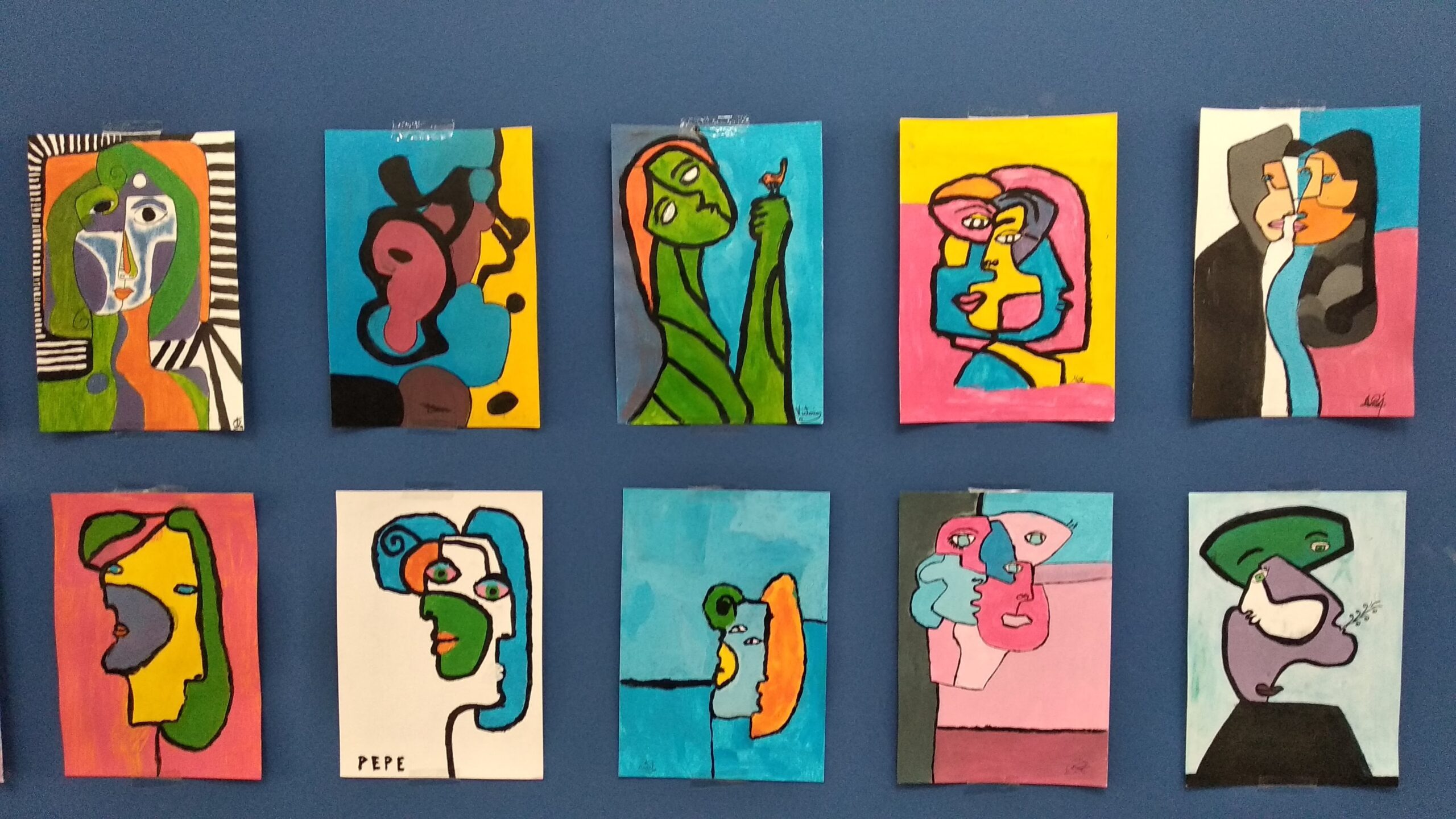 Crónica de la Historia: Arte y Educación a Través del Tiempo 4 Arte abstracto influenciando aula moderna