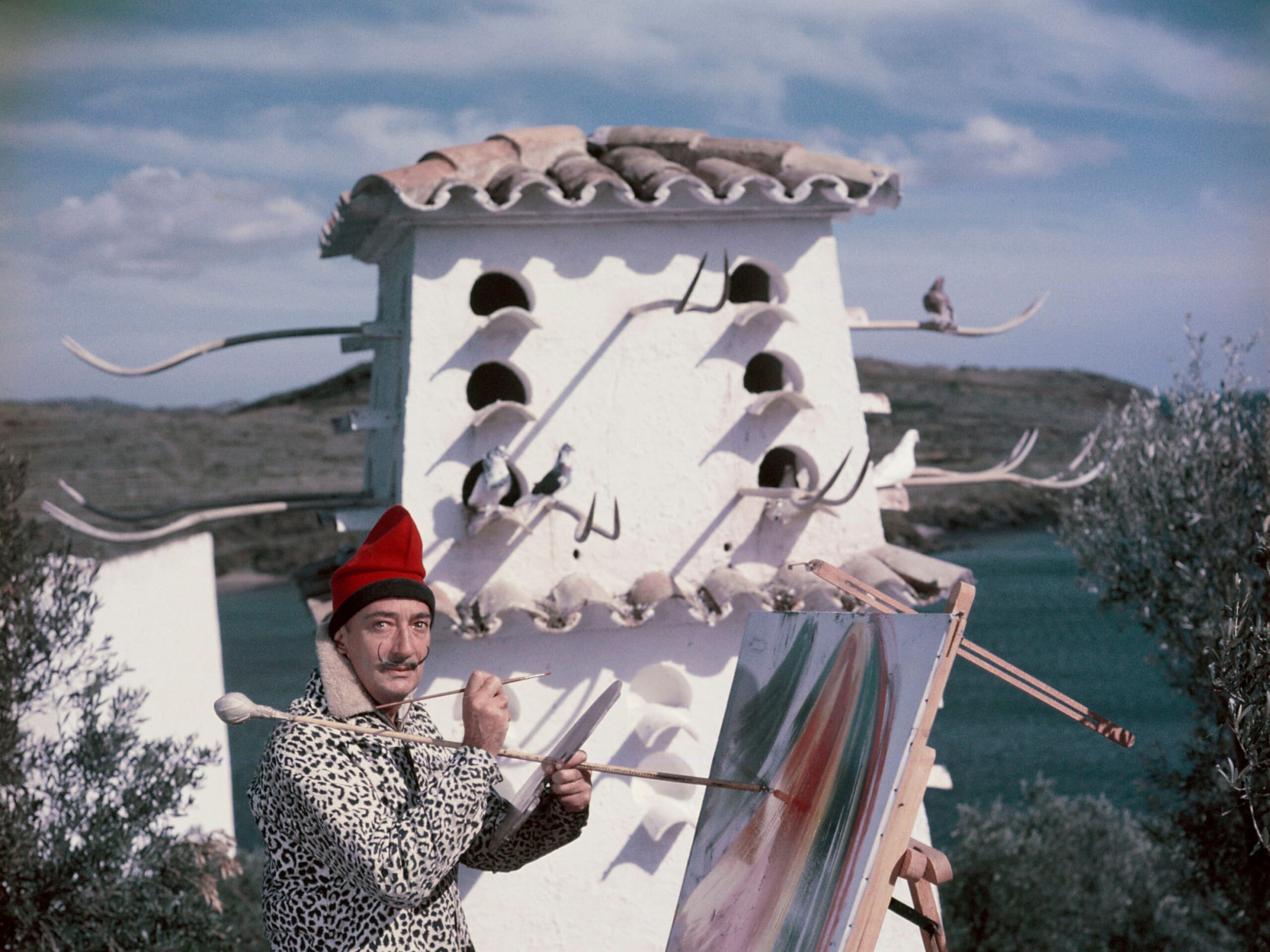 Dalí pintando en estilo surrealista