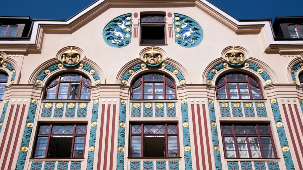 Art Nouveau: Explorando su Impacto en Arte e Historia 11 adobestock 44922570