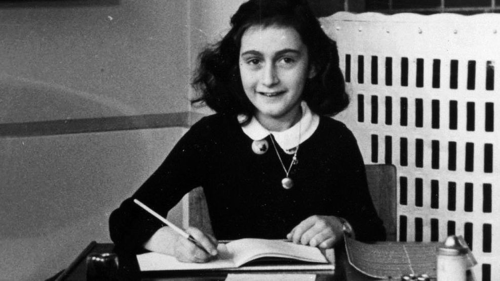 Ana Frank escribiendo en su diario