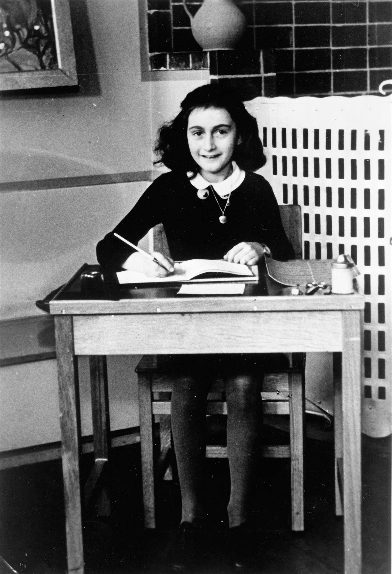 Ana Frank escribiendo en su diario