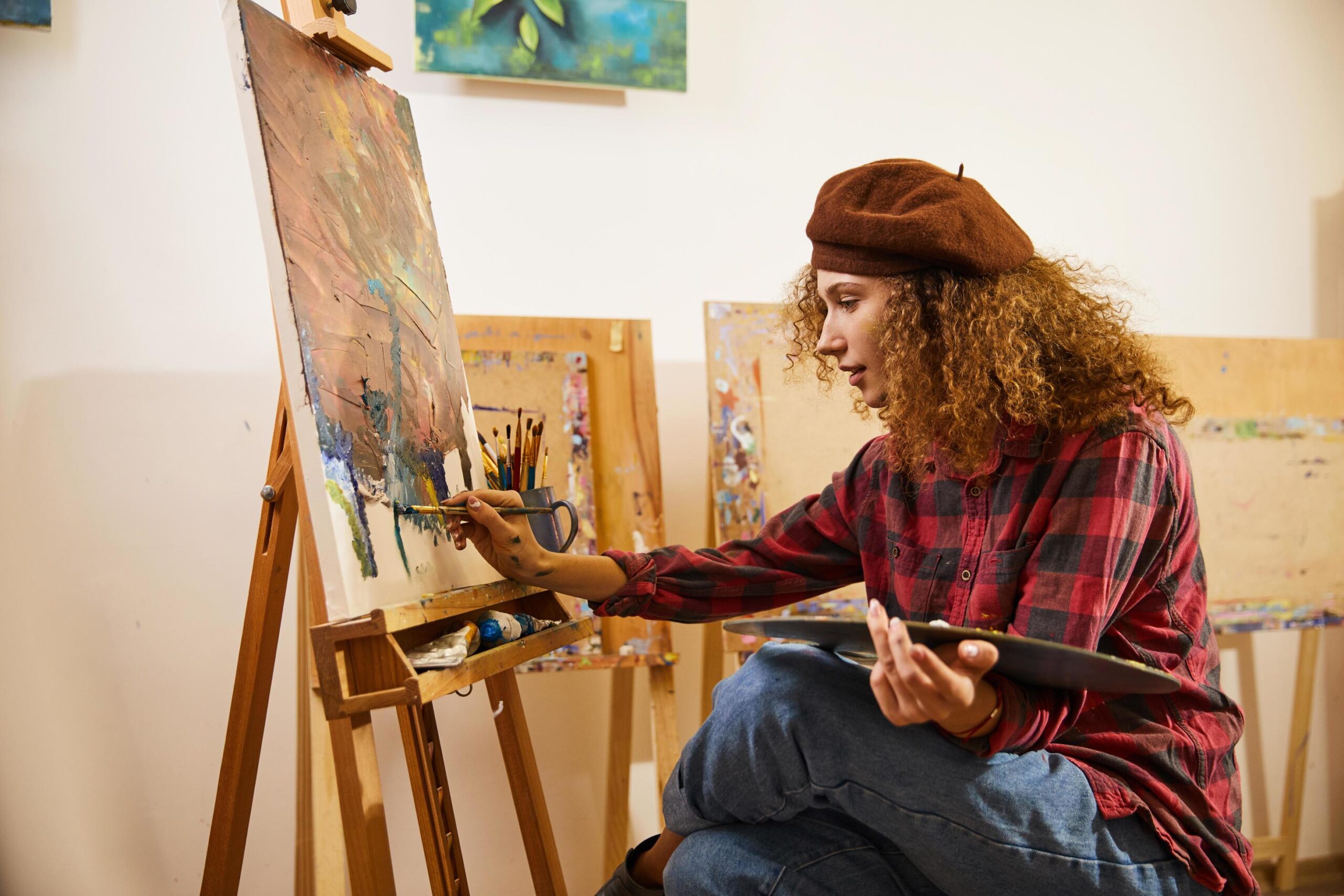 Artes Visuales: Explorando sus Diversas Categorías 3 Artista pintando en su estudio