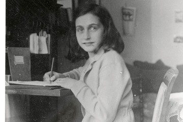Quién era el autor del Diario de Ana Frank 4 Ana Frank leyendo y escribiendo