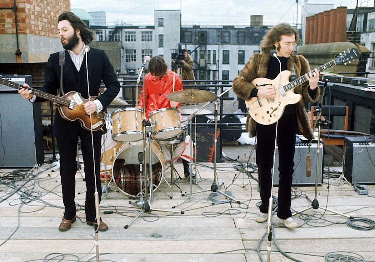 Los Beatles tocando en concierto