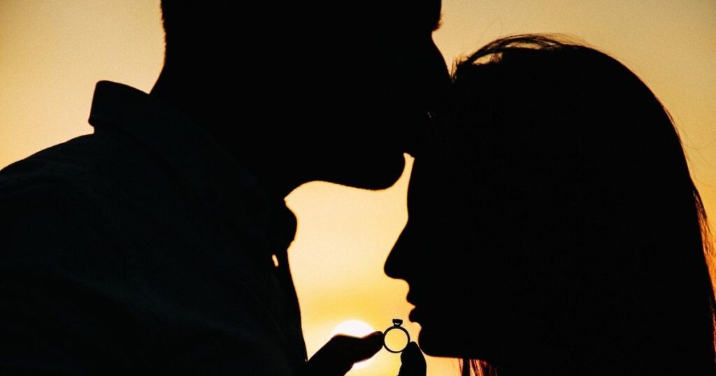 Qué simboliza un beso en la frente según la Biblia 4 beso frente