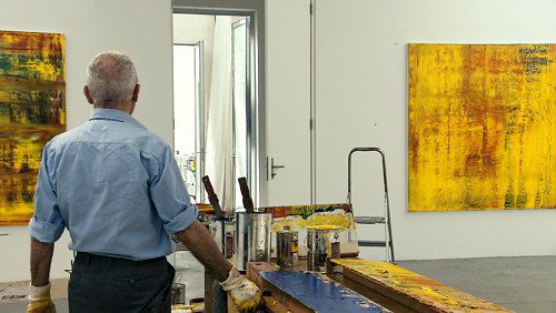 Cuándo Nació Gerhard Richter: Un Viaje por su Vida y Obra 4 Gerhard Richter pintando en su estudio
