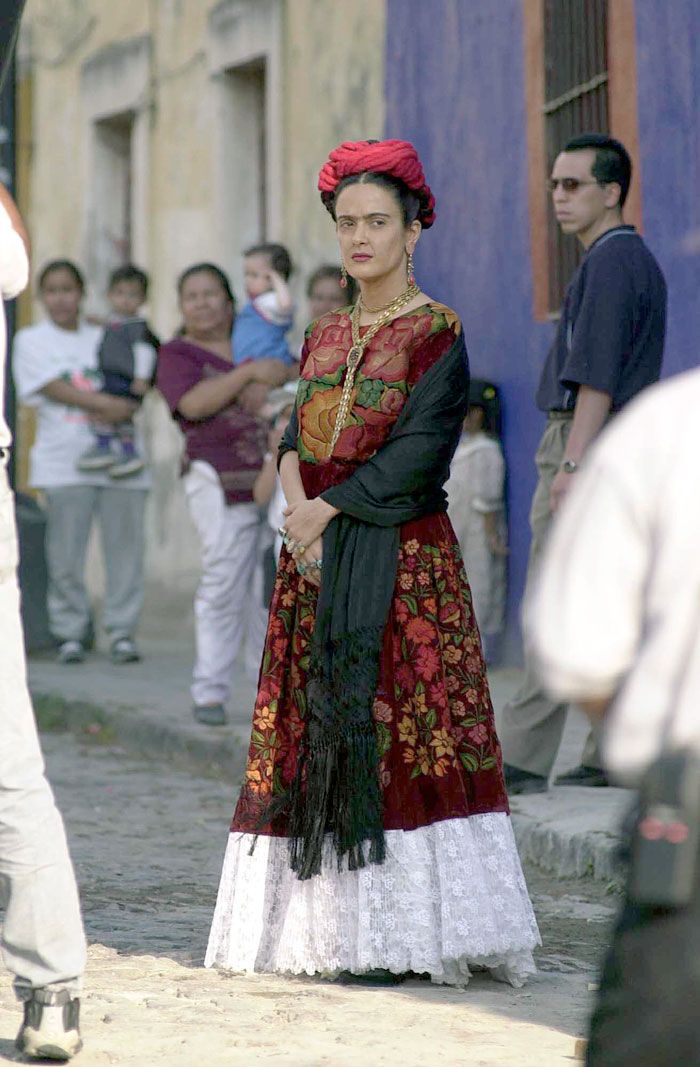 Frida Kahlo: Orígenes de una Pintora Emblemática 4 Frida Kahlo pintando con ropa tradicional mexicana