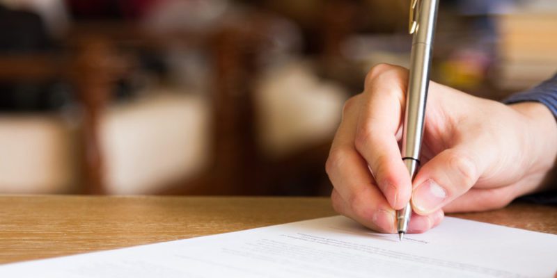 Cuáles son las partes de una carta al director 5 Mano firmando carta formal