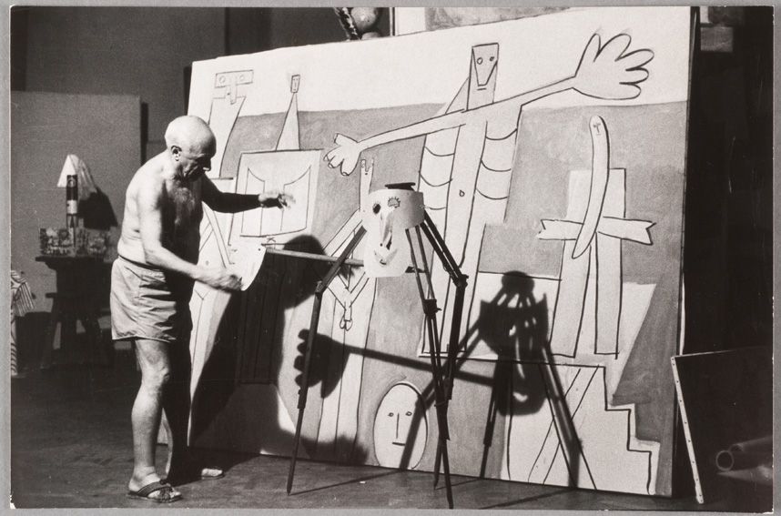 Pablo Picasso pintando en su estudio